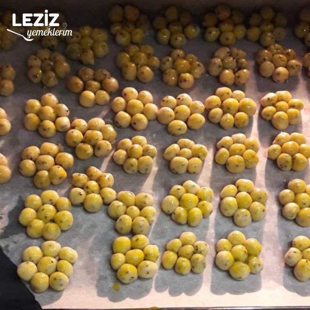 Mahlepli Çörekotlu Çiçek Kurabiye