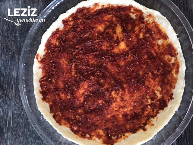 Evde Pizza Tarifi (Mayasız Pizza Hamuru İle)