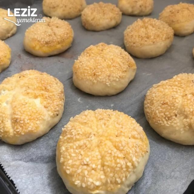 Susamlı Puf Poğaça (Yoğurt Suyu İle Yapılmış)