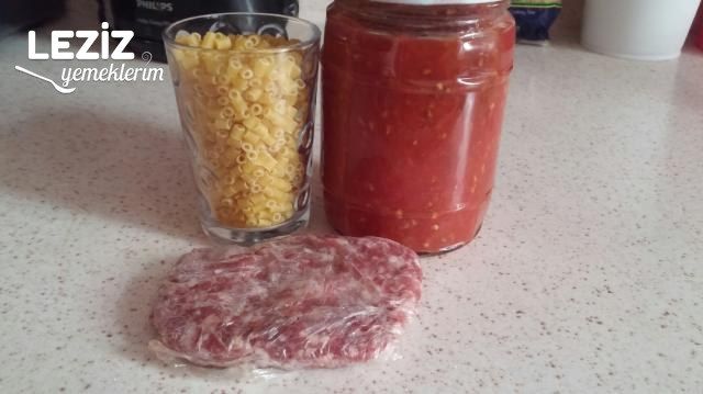Kıymalı Domates Soslu Makarna Çorbası