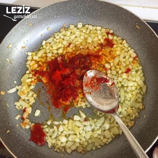 Yumurta-yı Hümayun Benzeri Soğanlı Salçalı Tarçınlı Yumurta