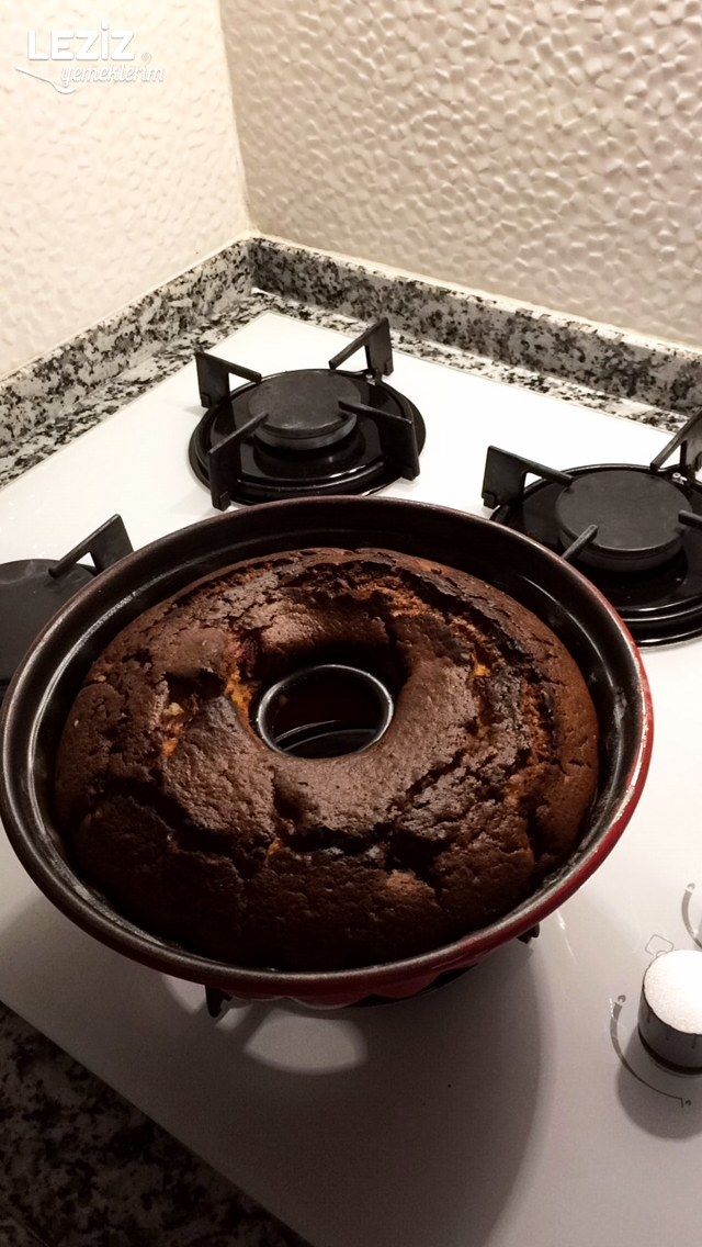Çikolata Soslu Çilekli Kek