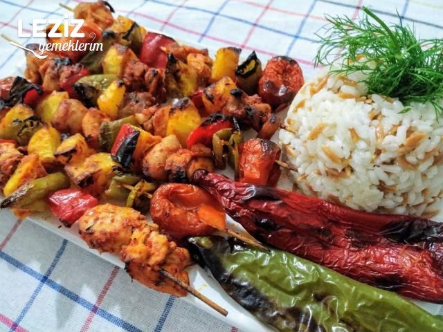 Fırında Sebzeli Tavuk Şiş