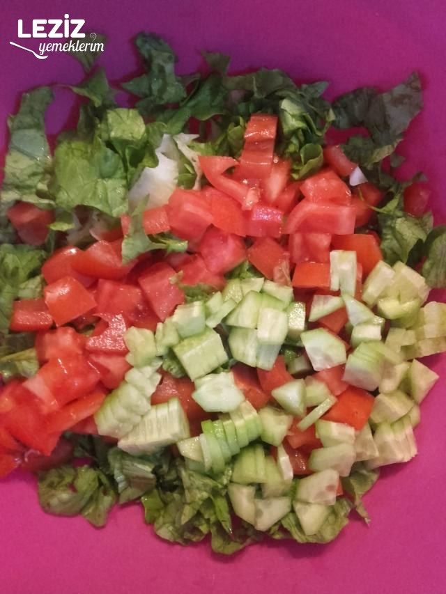 Hellim Peynirli Salata Tarifi