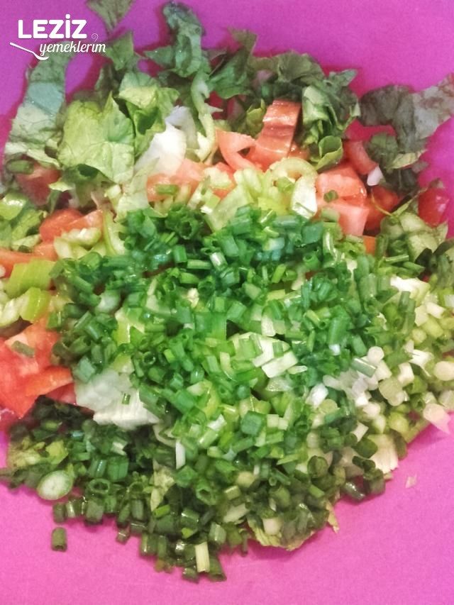 Hellim Peynirli Salata Tarifi