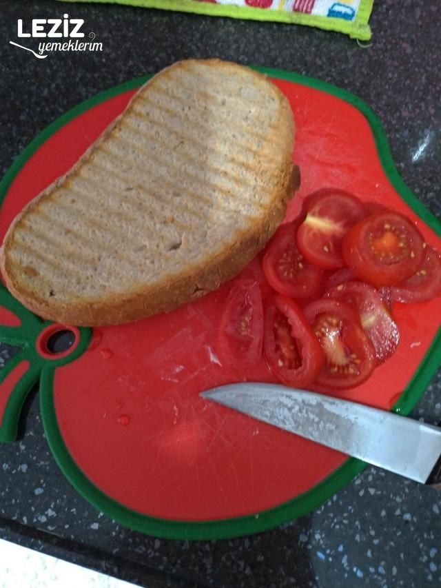 Domatesli Kaşarlı Tost