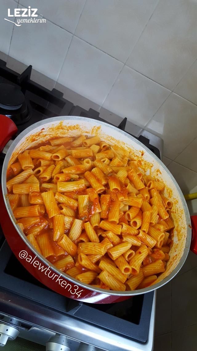 Yoğun Soslu Sarımsaklı Makarna