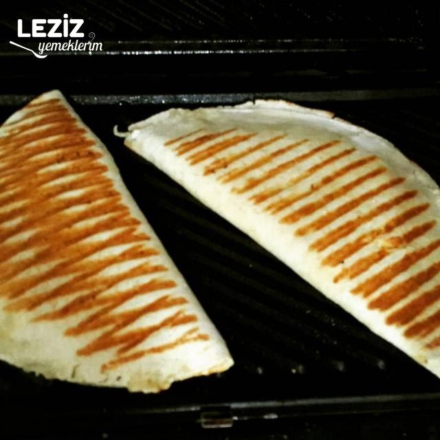 Tost Makinesinde 2 Dakikada Lavaş Böreği