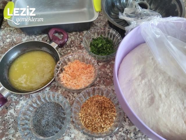 Kek Kalıbında Renkli Çörek