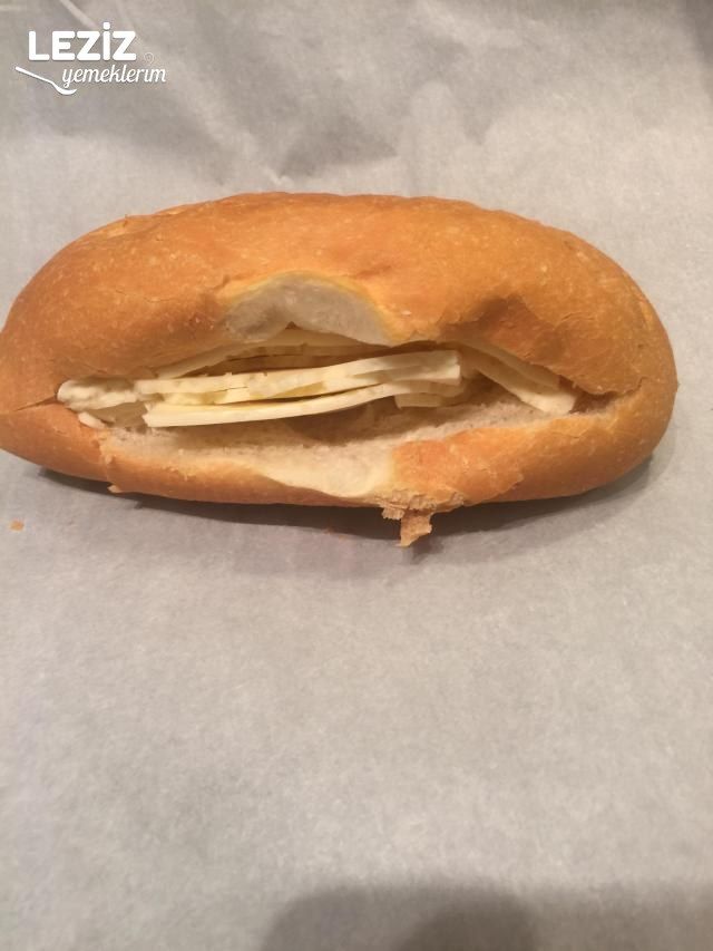 Ketçaplı Mayonezli Kaşarlı Tost