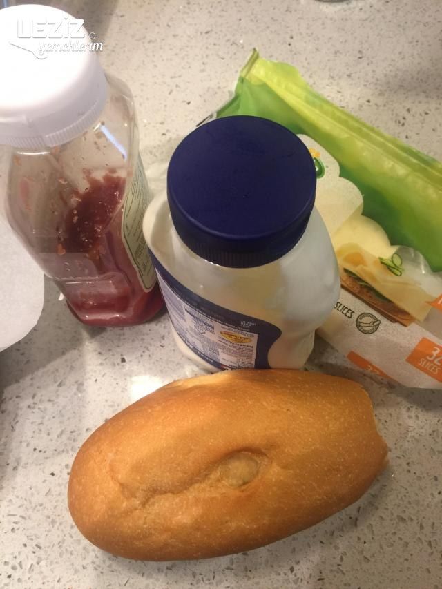 Ketçaplı Mayonezli Kaşarlı Tost