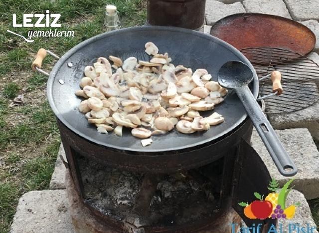 Açık Havada Saç Üzerinde Tavuk Sote Tarifi
