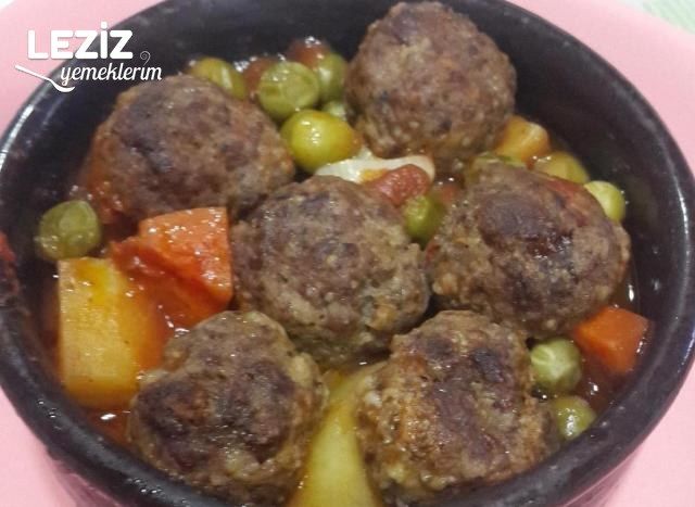 Güveçte Sebzeli Köfte