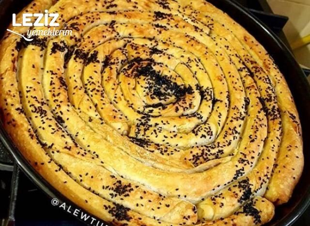 Soğanlı Pul Biberli Çıtır Börek