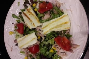 Hellimli Tavuklu Salata