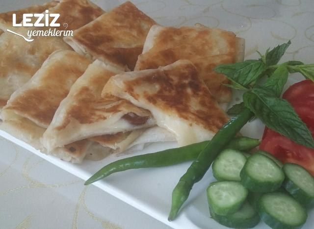 Sahur İçin Pratik Peynirli Sucuklu Gözleme