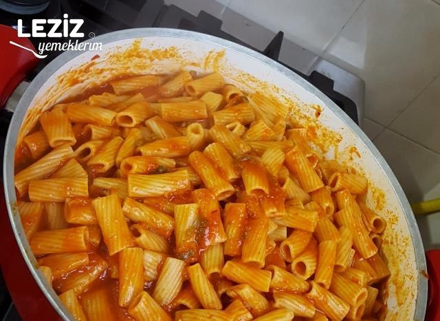 Yoğun Soslu Sarımsaklı Makarna