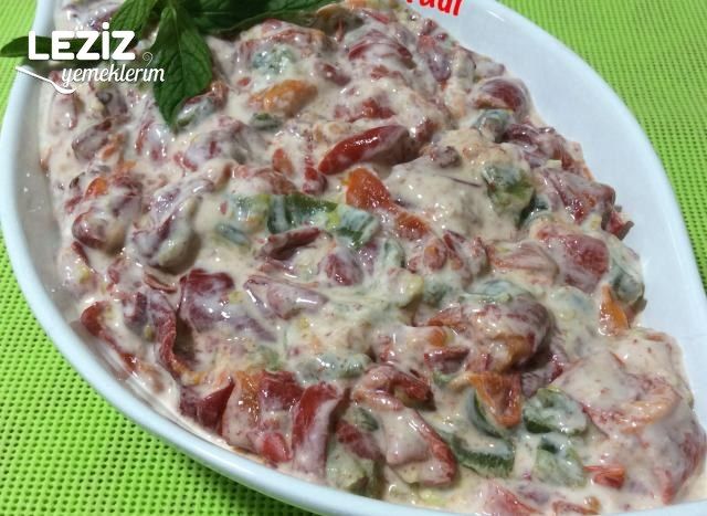 Yoğurtlu Kırmızı Biber Salatası