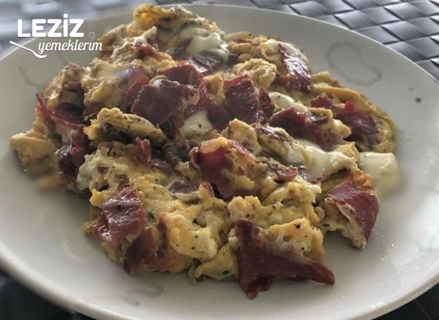 Pastırmalı Mozzarellalı Yumurta