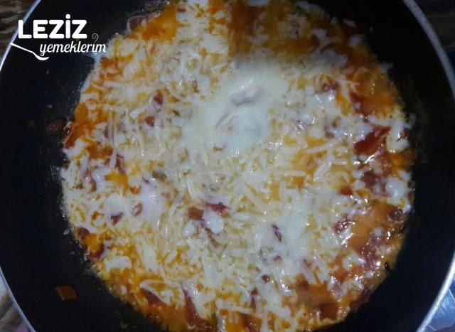 Kaşarlı Menemen Tarifi