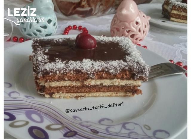 Çikolata Soslu Şipşak Bisküvi Pastası