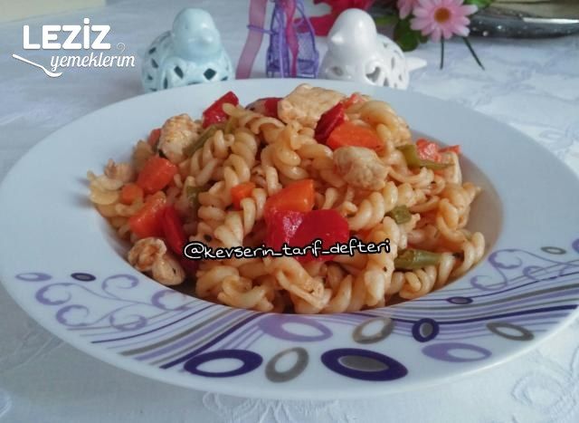 Sebzeli Tavuklu Demleme Makarna