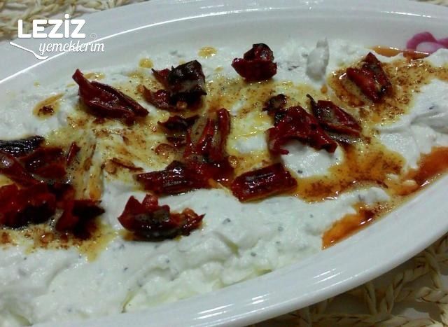 Sıcak Tereyağ Soslu Acılı Yoğurt Ezmesi