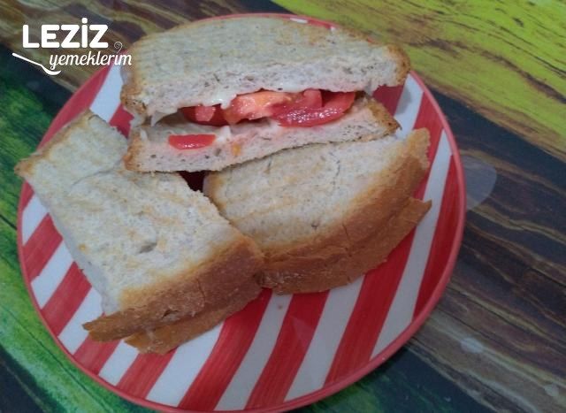 Domatesli Kaşarlı Tost