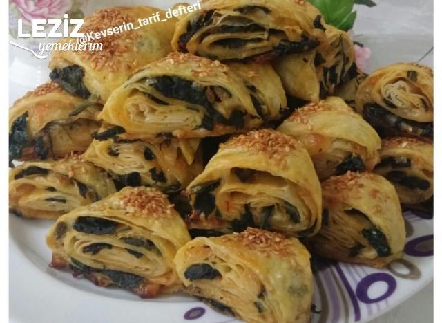 Çıtır Çıtır Ispanaklı Kaşarlı Üçgen Börek