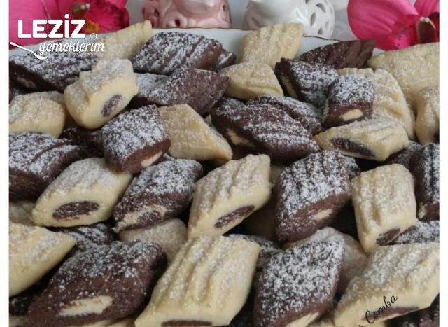 İki Lezzetli İki Renkli Un Kurabiyesi (Ağızda Dağılan)