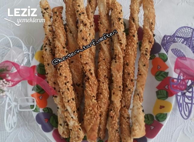 Atıştırmalık Susamlı Milföy Çubuklar