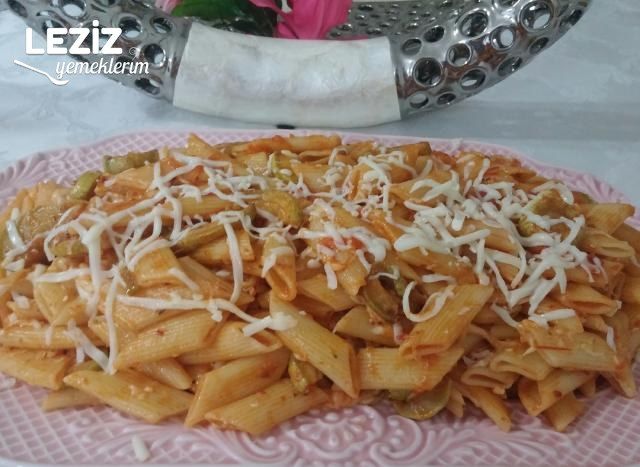 Domatesli Kabaklı Kaşarlı Makarna