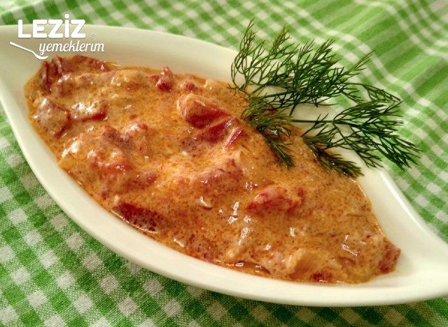 Yoğurtlu Kırmızı Biber Salatası Tarifi