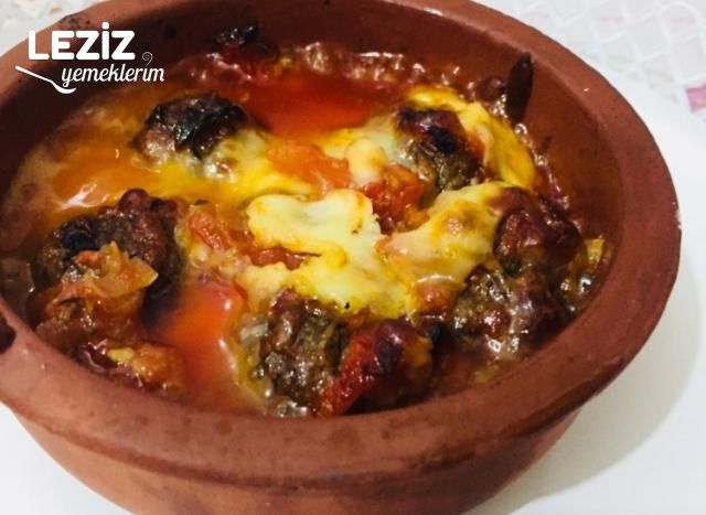 Domates Soslu Kaşarlı Köfte