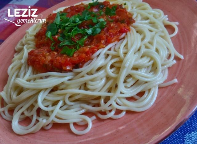 Domates Soslu Makarna Nasıl Yapılır