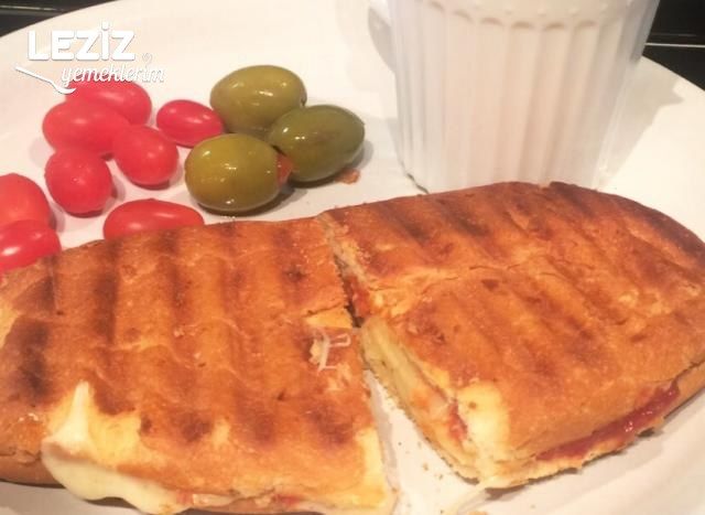 Ketçaplı Mayonezli Kaşarlı Tost