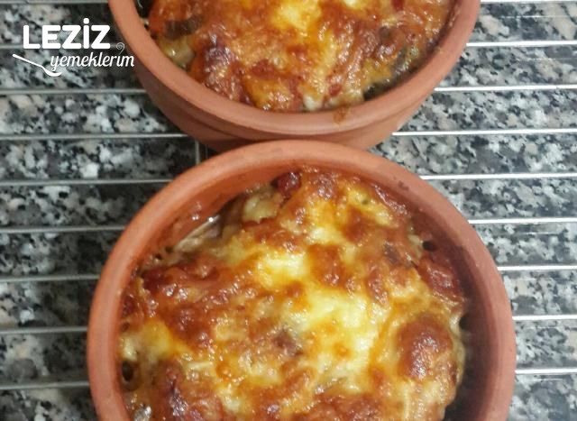 Kiremitte Domates Soslu Kaşarlı Köfte