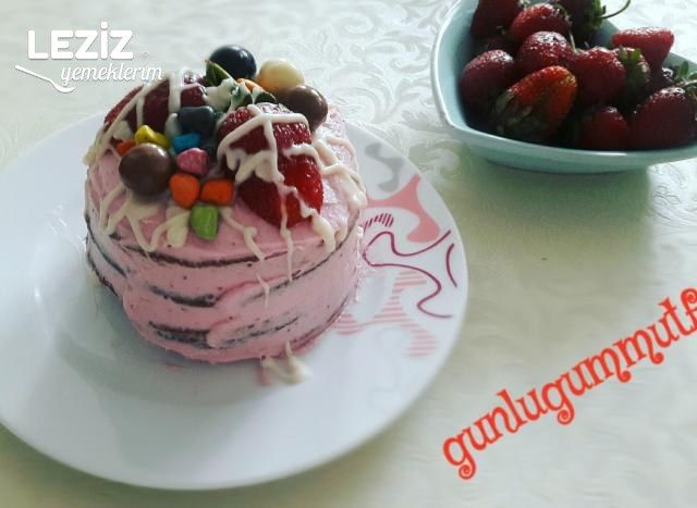 Pankekli Minnak Çilekli Pasta