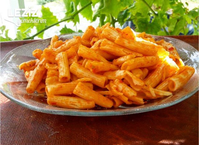 En Pratiğinden Bol Domatesli Bol Salçalı Makarna