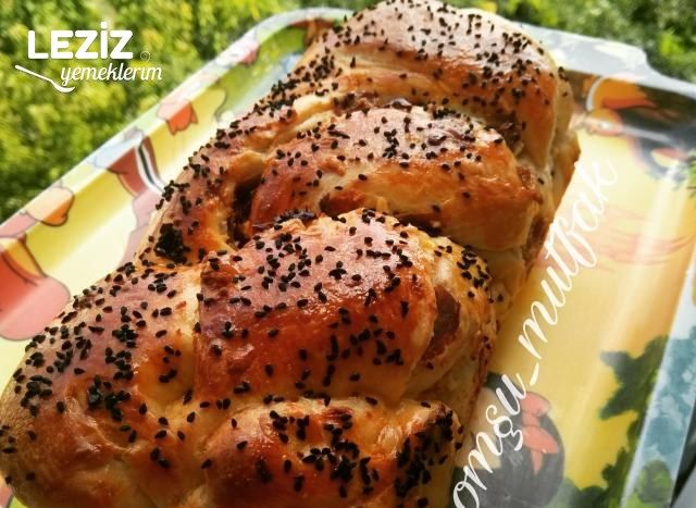Pastırmalı Ve Kuru Domatesli Çörek