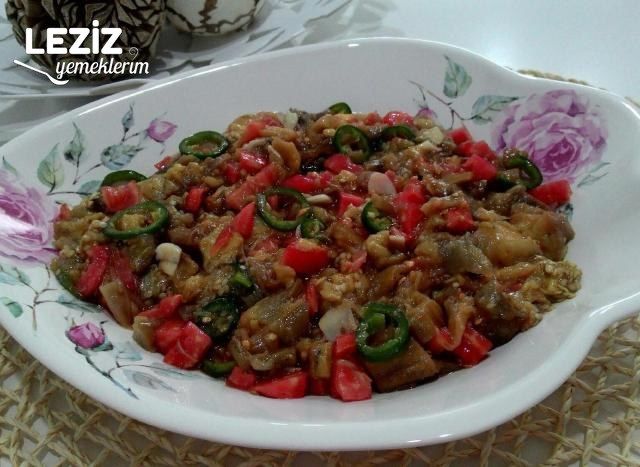 Domatesli Patlıcan Salatası Tarifi