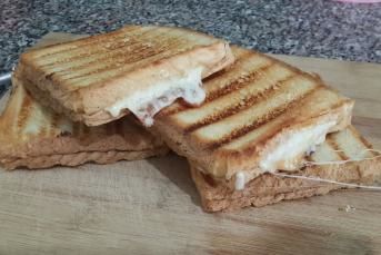 Sade Kaşarlı Tost