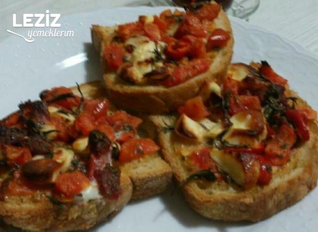 Çok Kolay Domatesli Pizza