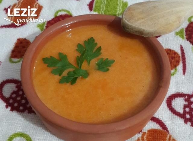 Sütsüz Tereyağlı Domates Çorbası