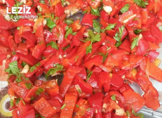 Soğanlı Közlenmiş Biber Salatası