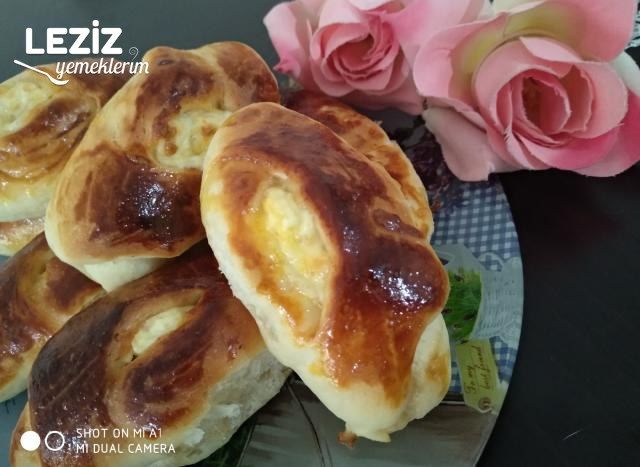 Yumuşacık Sucuklu Kaşarlı Karnıyarık Poğaça