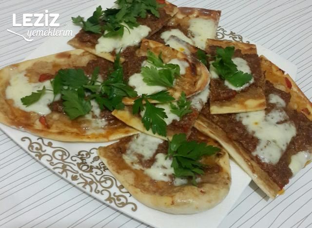 Kıymalı Ve Kaşarlı Kır Pidesi