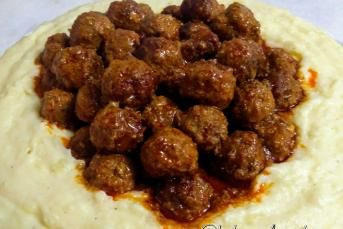 Püre Yatağında Misket Köfte