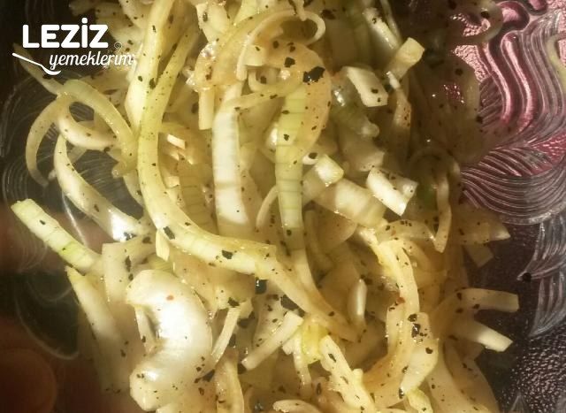 En Kolayından Soğan Salatası