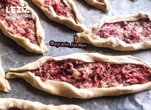 Kıymalı Ve Kaşarlı Pide